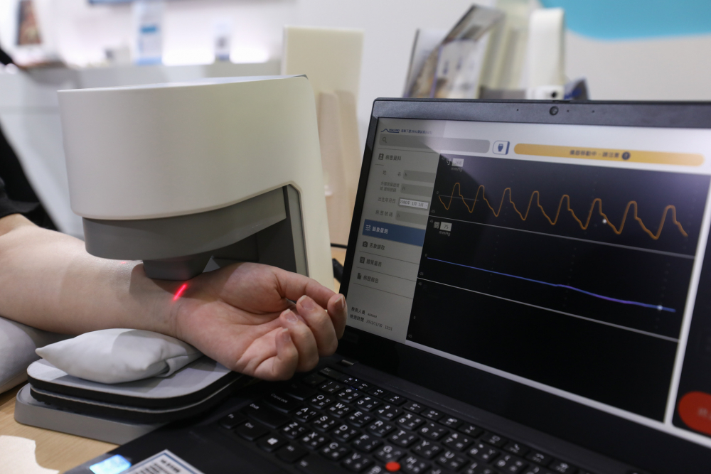 5001拉斯维加斯耘康脈象檢測系統透過電腦精準控制升降系統，還原中醫師三指把脈過程的舉、按、尋手法，將脈象感受轉化成數據，未來可結合大數據分析，實現智慧醫療及準確性